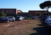 “Qui non si può parcheggiare”. Beffati i genitori di bambini