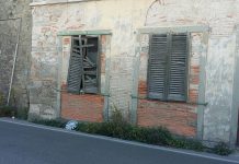 Cadono persiane e calcinacci. Paura tra gli automobilisti