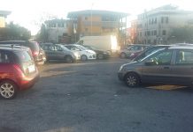 Caos parcheggio ex mercato. Degrado in pieno centro
