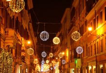 Tra poche ore s’accende la luminaria. Via allo shopping natalizio