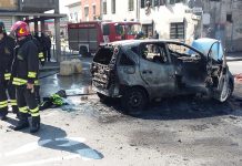 A fuoco una vettura. Cause tutte da accertare