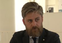 Massimiliano Bini guida i visitatori tra i documenti dell’archivio storico Magnani