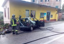 Vettura a fuoco. “Saltano” i Comics