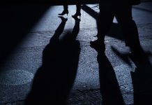 “Ti taglio la testa”, arrestata per stalking. Malore per la vittima