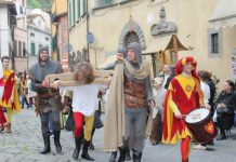 Pescia è medievale. Banchetti, sbandieratori e giocolieri