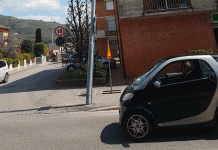 Palo della luce mette a rischio pedoni e vetture