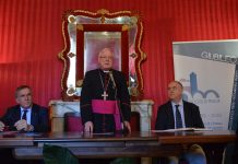 Filippini e La Cava eseguono l’annullo filatelico