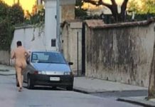 Nudo e con bastone. La pioggia lo costringe a tornare in casa