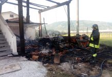 Fiamme in una rimessa agricola. Paura per le abitazioni vicine