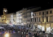 Shopping di sera nel mese di luglio