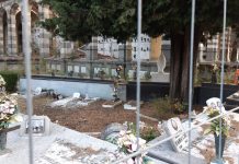 Cimitero degli Angeli. Genitori al lavoro
