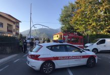 Paura per un pullman finito fuori strada. Malore per il conducente
