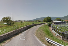 La strada sembra un groviera. La protesta dei residenti, il silenzio del Comune