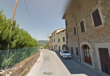 Cade un tetto. 61enne evacuato