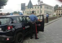 A torso nudo e in piedi sul muretto del ponte. Messo in salvo dai Carabinieri