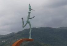 Pinocchio, da biker a runner. Statua in bronzo e acciaio corten sulla rotatoria