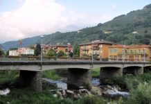 Tenta il suicidio lanciandosi dal ponte. E’ in pericolo di vita
