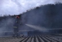 A fuoco il tetto di una cartiera. Pronto intervento dei Vigili del Fuoco