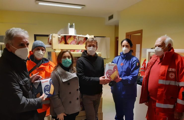 La Cestistica dona 100 panettoni dell’Emporio della Solidarietà