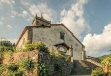 Chiesa di Calamecca vicina al collasso. Sos per il salvataggio
