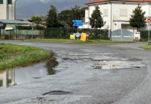Troppe buche nelle strade provinciali. La protesta dei cittadini. Il Comune scrive a Marmo