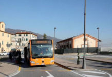 Si sdraia in terra per non far ripartire il pullman. Poi se ne va come se nulla fosse