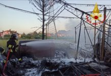 A fuoco un annesso agricolo. Le fiamme minacciano un’abitazione. Nessun ferito