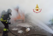A fuoco una rimessa. Una persona ustionata