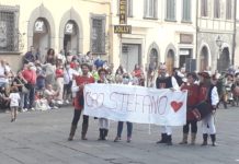 Ciao Stefano! Il commovente inchino del Rione Santa Maria