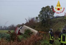 Camion con cella frigorifera, volo di 5 metri. Tanta paura, nessun ferito grave