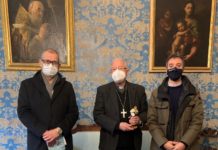 L’imprenditore è il nuovo personaggio del Presepe. La statuina consegnata al vescovo Filippini