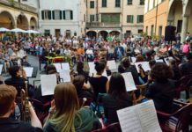 Jingle bells, jingle bells. In piazza del Grano il concerto dei giovani studenti