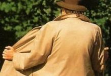 Pantaloni tirati giù. Giovane si masturba nei pressi delle abitazioni