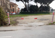Trattativa infinita. Proprietario chiude il parcheggio “della” scuola