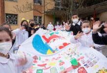 Uno striscione per la Pace. Tutte le foto dei piccoli studenti