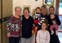 Cinque generazioni in una foto. La trisavola Elena coccola la piccola Lia