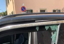 Rompe un vetro dell’auto e scappa. Ladro “inseguito” dalle telecamere