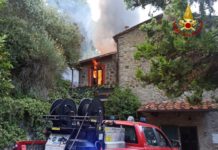 Le squadre dei Vigili del Fuoco di Pescia e Montecatini intervengono per spegnere un incendio a Panicagliora