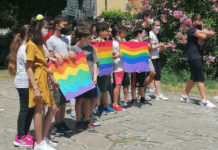 L’aggressione a Mattia. “Imagine all the people living life in peace…”. L’emozionante flash mob contro le ingiustizie