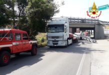 Camion sbatte contro i piloni di un cavalcavia. Danni, nessun ferito