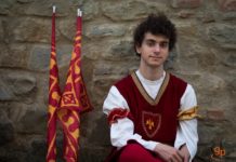 Palio. Viaggio nei Rioni | Andrea, giovane sbandieratore della Ferraia