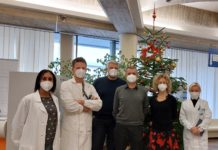 All’ospedale è arrivato l’albero. LE FOTO CON I DOTTORI