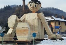 Un Pinocchio Gigante ha acceso il Natale in Piemonte. Tre metri cubi di legno