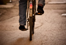 In bicicletta, cade a terra urtato da un auto. Nigeriano al pronto soccorso
