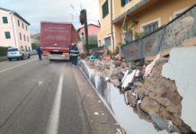 Caos in via Lucchese. Camion perde il rimorchio e si schianta contro un muro