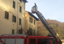 Cade intonaco in centro. Disagi, nessun ferito