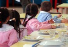 Mensa scolastica, al via la raccolta firme. “Qualità scadente, posate vecchie e bicchieri piccoli”