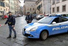 Lo spintonano e gli rubano il cellulare. Denunciati due giovanissimi