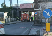 Camion urta contro il ponte della ferrovia. I controlli danno l’ok
