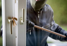 Fiori e lettere d’amore… . Ladri in azione o folle gesto di uno sconsiderato?